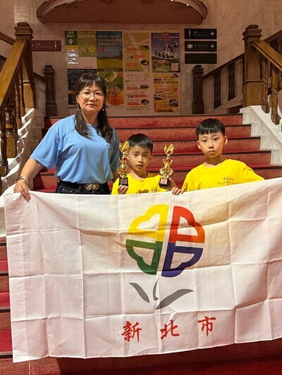 蔡珠玫老師與代表新北市參賽的光復小將